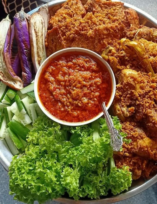 Resepi Nasi Ayam Penyet, Memang Sedap Dimakan Dengan Sambal Pedas