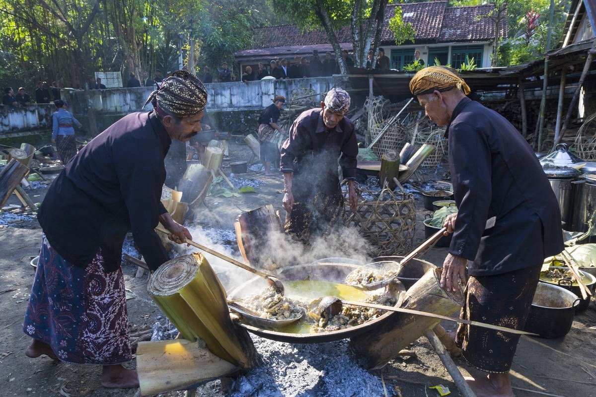 Sekumpulan lelaki memasak bersama untuk sebuah acara masyarakat