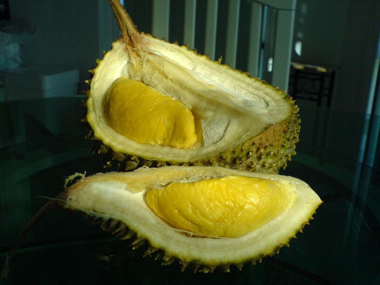 Isi durian Musang King Malaysia berwarna kuning keemasan