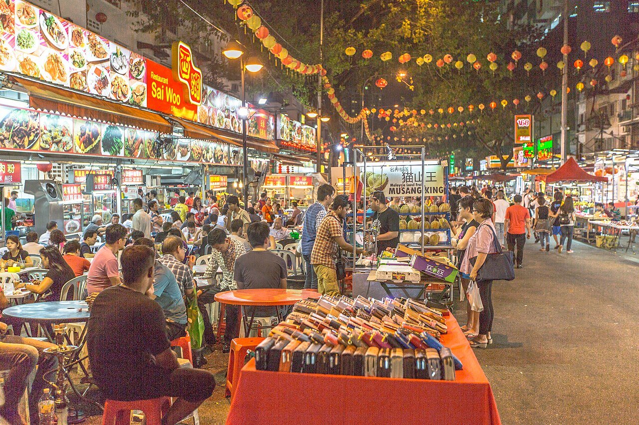 Suasana gerai makanan dan buah-buahan di Jalan Alor, Kuala Lumpur