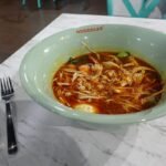 Hidangan Malaysia di atas meja yang mencerminkan budaya makan bersama