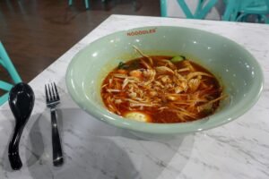 Hidangan Malaysia di atas meja yang mencerminkan budaya makan bersama