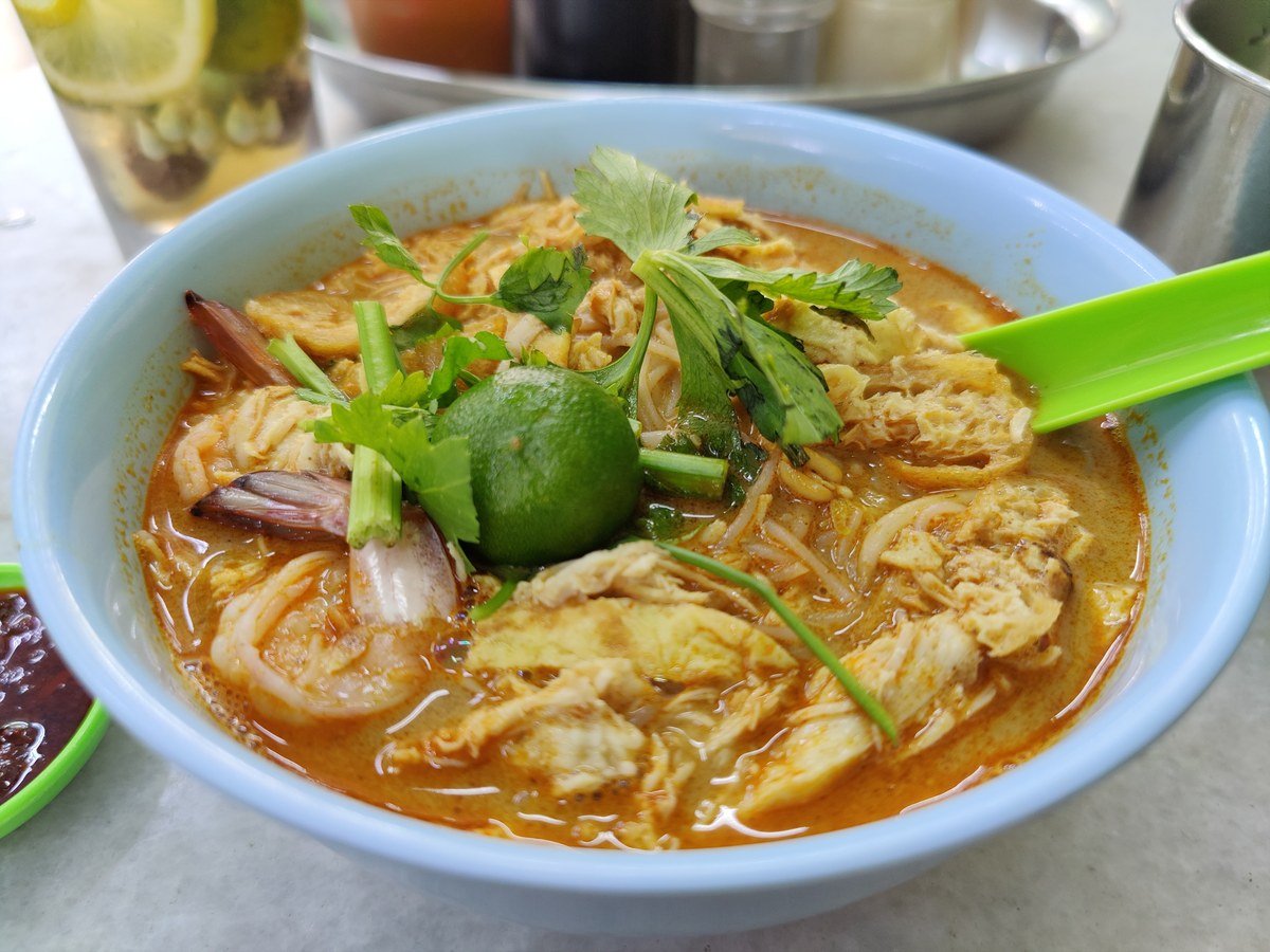 Semangkuk laksa Sarawak dengan udang, telur dan herba