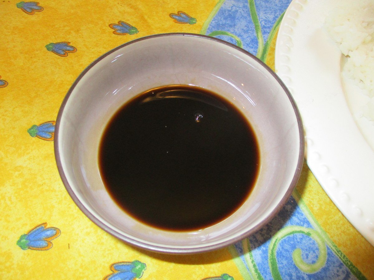 Semangkuk kicap yang turut menyumbang rasa umami dan natrium