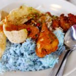 Nasi Kerabu tradisional dengan ulam dan lauk-pauk