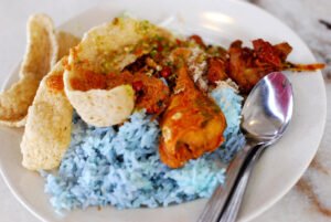 Nasi Kerabu tradisional dengan ulam dan lauk-pauk