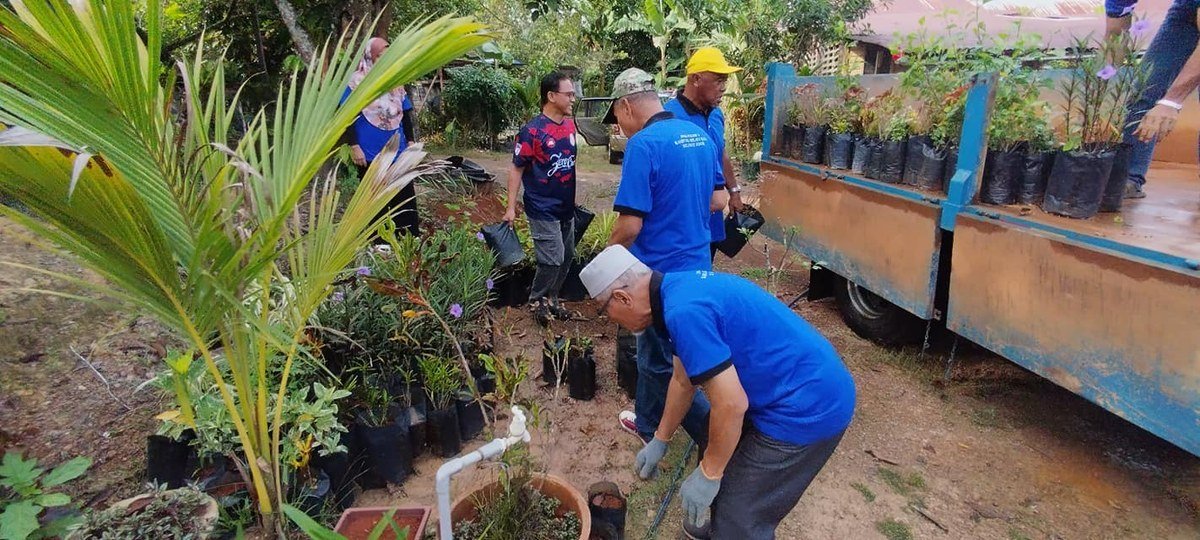 Penduduk bergotong-royong di Kampung Melayu Raya, Segamat