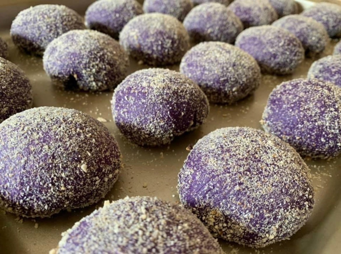 Filipino ube pandesal bread rolls