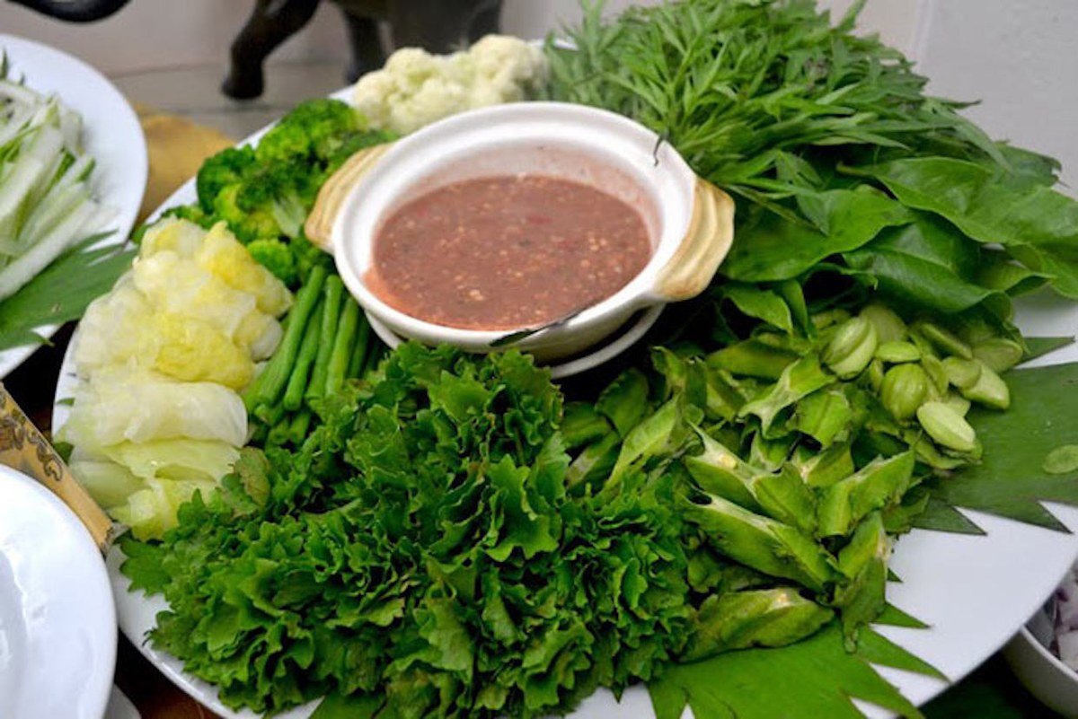 Pilihan ulam mentah Malaysia yang dihidangkan bersama pencicah