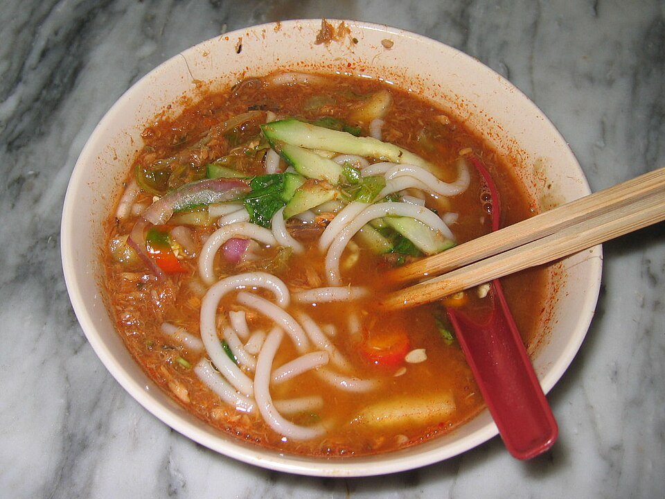 Asam laksa Penang dengan mi dan hirisan timun