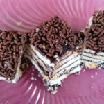 Potongan kek batik berlapis biskut dengan taburan coklat