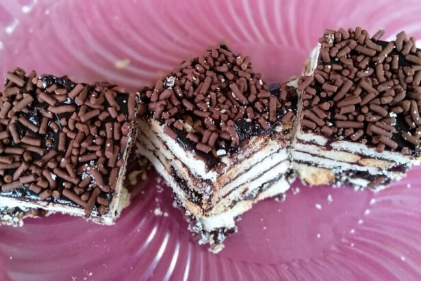 Potongan kek batik berlapis biskut dengan taburan coklat