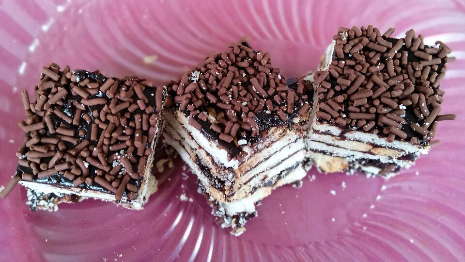 Potongan kek batik berlapis biskut dengan taburan coklat