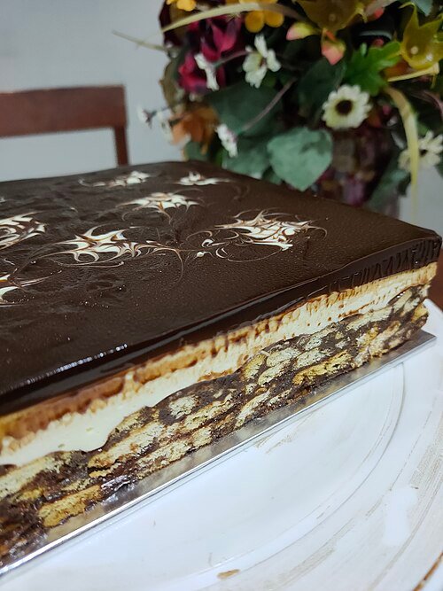 Kek batik indulgence dengan lapisan krim dan coklat