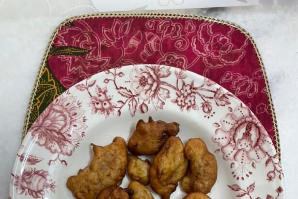 Cekodok pisang berwarna perang di atas pinggan bercorak bunga.