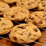 Biskut chocolate chip di atas rak penyejuk