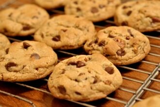 Biskut chocolate chip di atas rak penyejuk