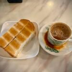 Roti bakar kaya dan secawan kopi di sebuah kopitiam di Ipoh