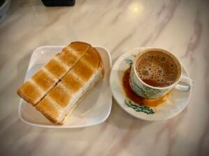 Roti bakar kaya dan secawan kopi di sebuah kopitiam di Ipoh