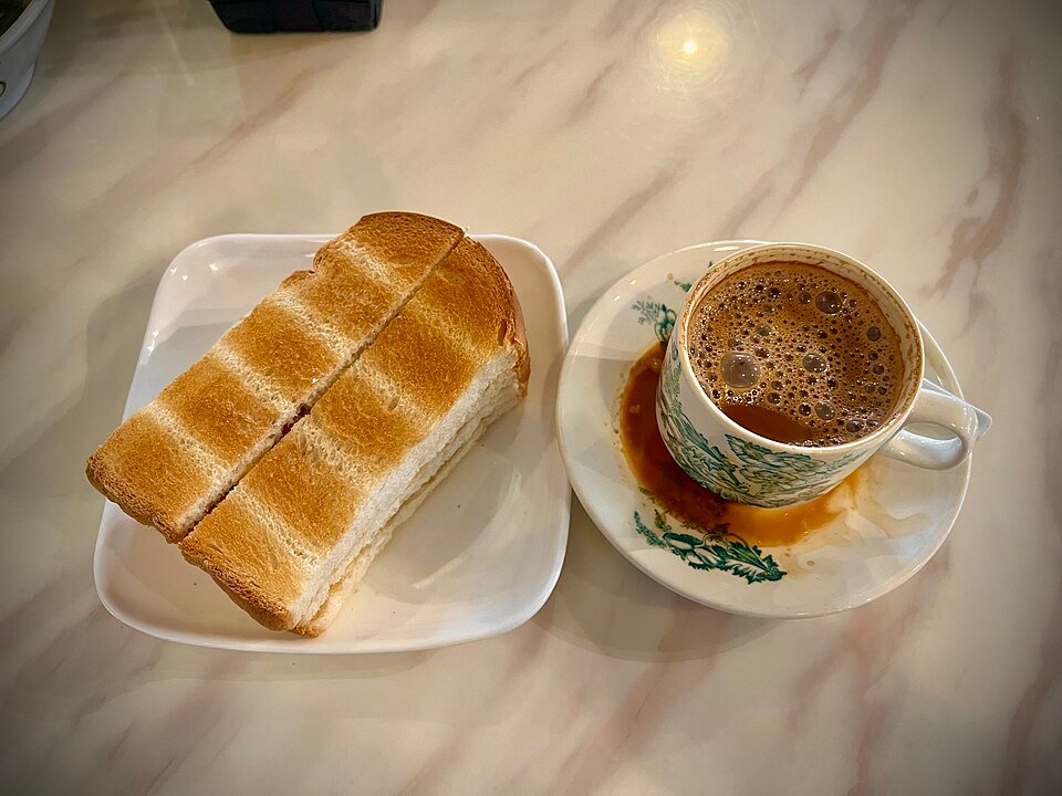 Roti bakar kaya dan secawan kopi di sebuah kopitiam di Ipoh