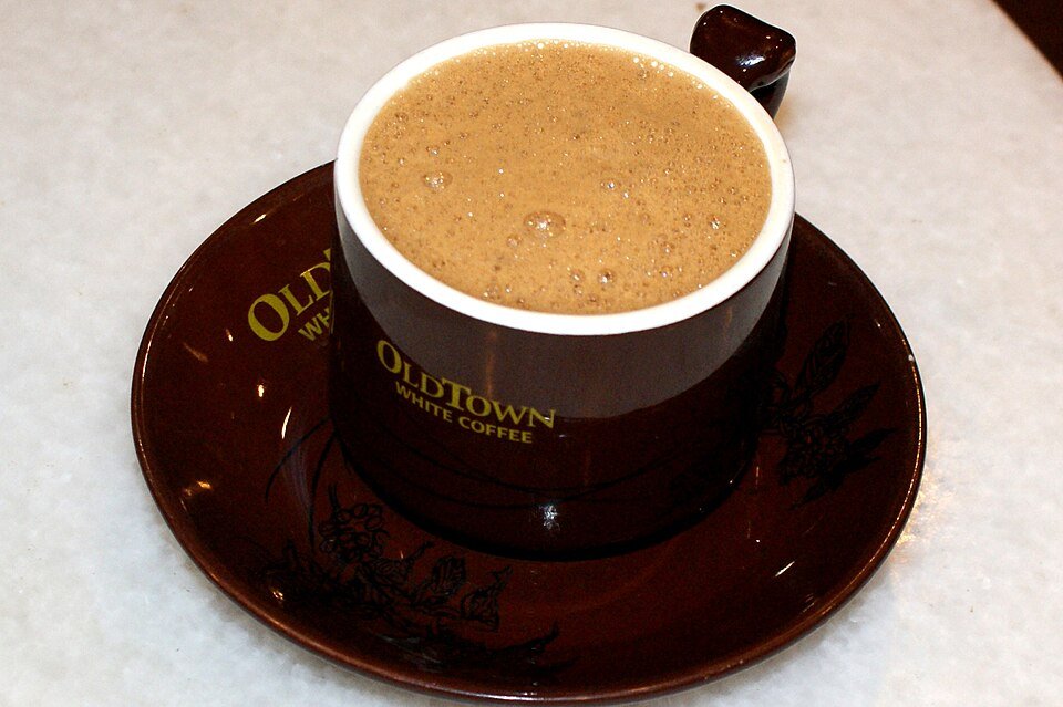 Secawan kopi putih Ipoh berwarna cerah