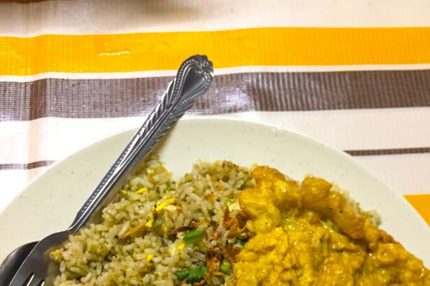 Sepinggan nasi goreng kampung dengan telur dadar dan semangkuk sup.