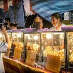 Suasana meriah pelanggan dan peniaga di pasar malam Malaysia