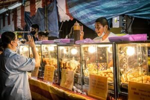 Suasana meriah pelanggan dan peniaga di pasar malam Malaysia