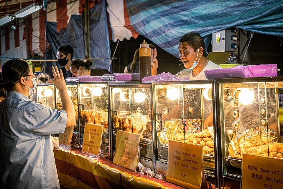 Suasana meriah pelanggan dan peniaga di pasar malam Malaysia