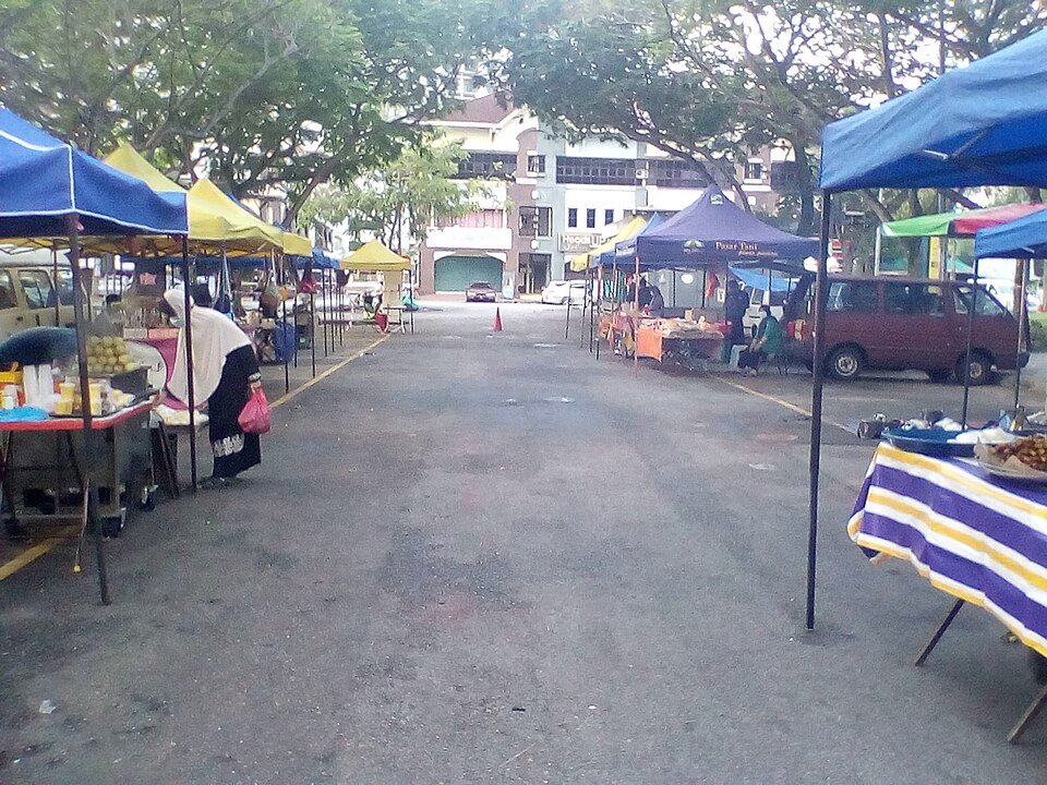 Pelanggan dan peniaga di sebuah pasar malam Malaysia