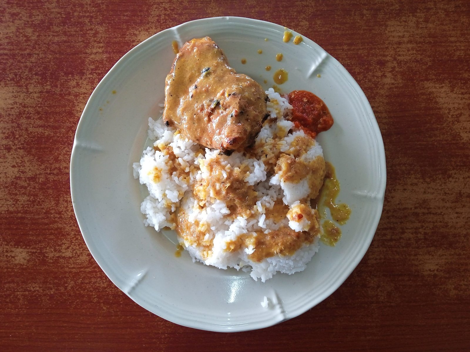 Nasi putih dengan ayam percik dan sambal di atas pinggan