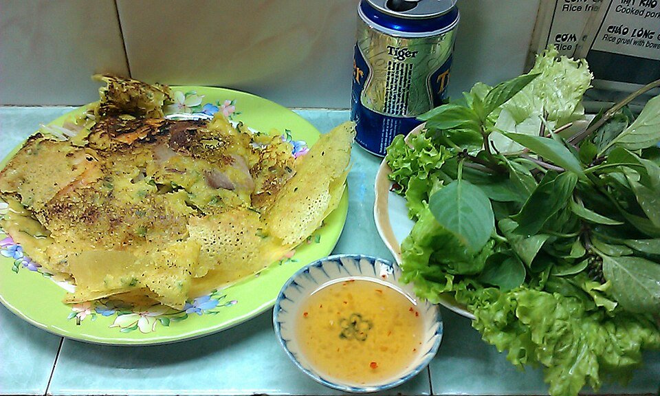 Bánh xèo dihidangkan di Saigon