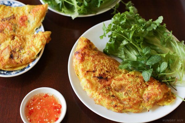 Bánh xèo dengan sayur dan sos pencicah