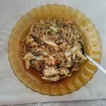 Bihun goreng ayam dengan sayur dan telur di atas pinggan