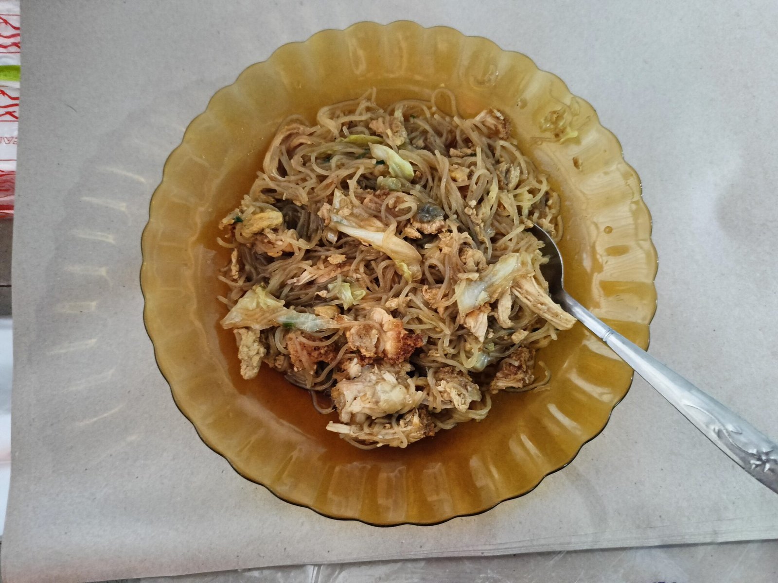 Bihun goreng ayam dengan sayur dan telur di atas pinggan