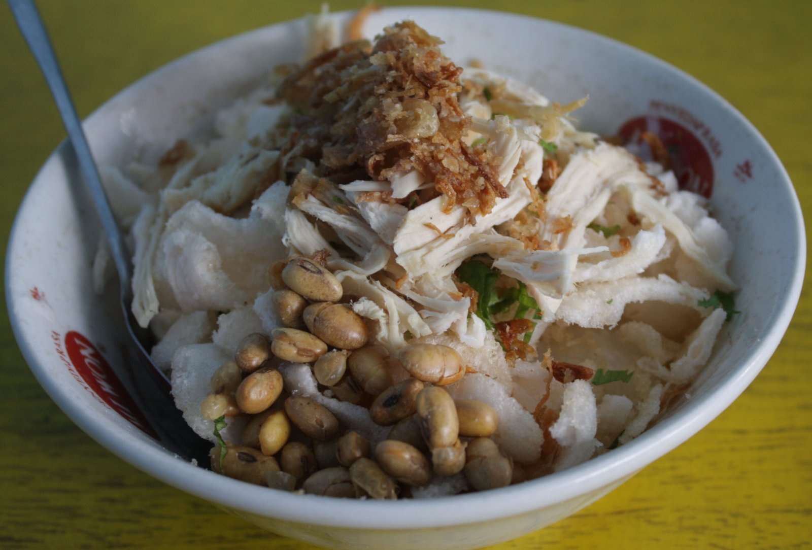 Bubur ayam dengan lauk rangup sebagai ilustrasi tekstur