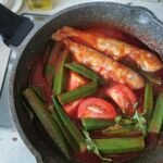 Ikan kerisi bersama bendi dan tomato dalam kuah asam pedas di dalam kuali