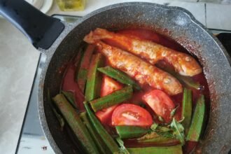 Ikan kerisi bersama bendi dan tomato dalam kuah asam pedas di dalam kuali