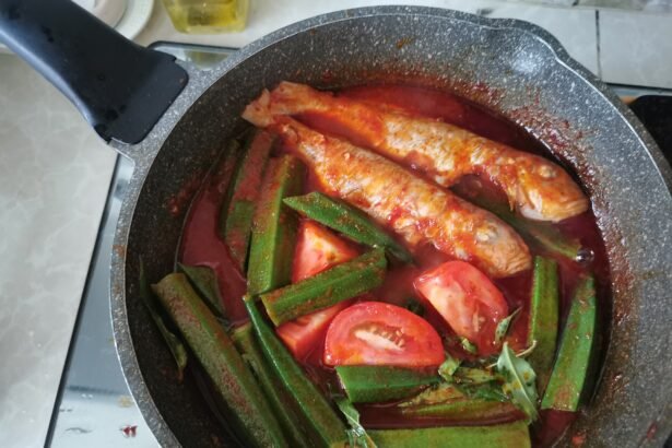 Ikan kerisi bersama bendi dan tomato dalam kuah asam pedas di dalam kuali
