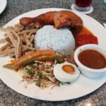 Sepinggan nasi kerabu bersama nasi biru, ulam dan lauk