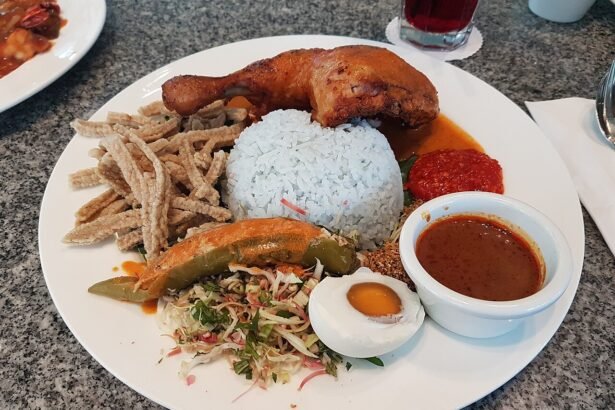 Sepinggan nasi kerabu bersama nasi biru, ulam dan lauk