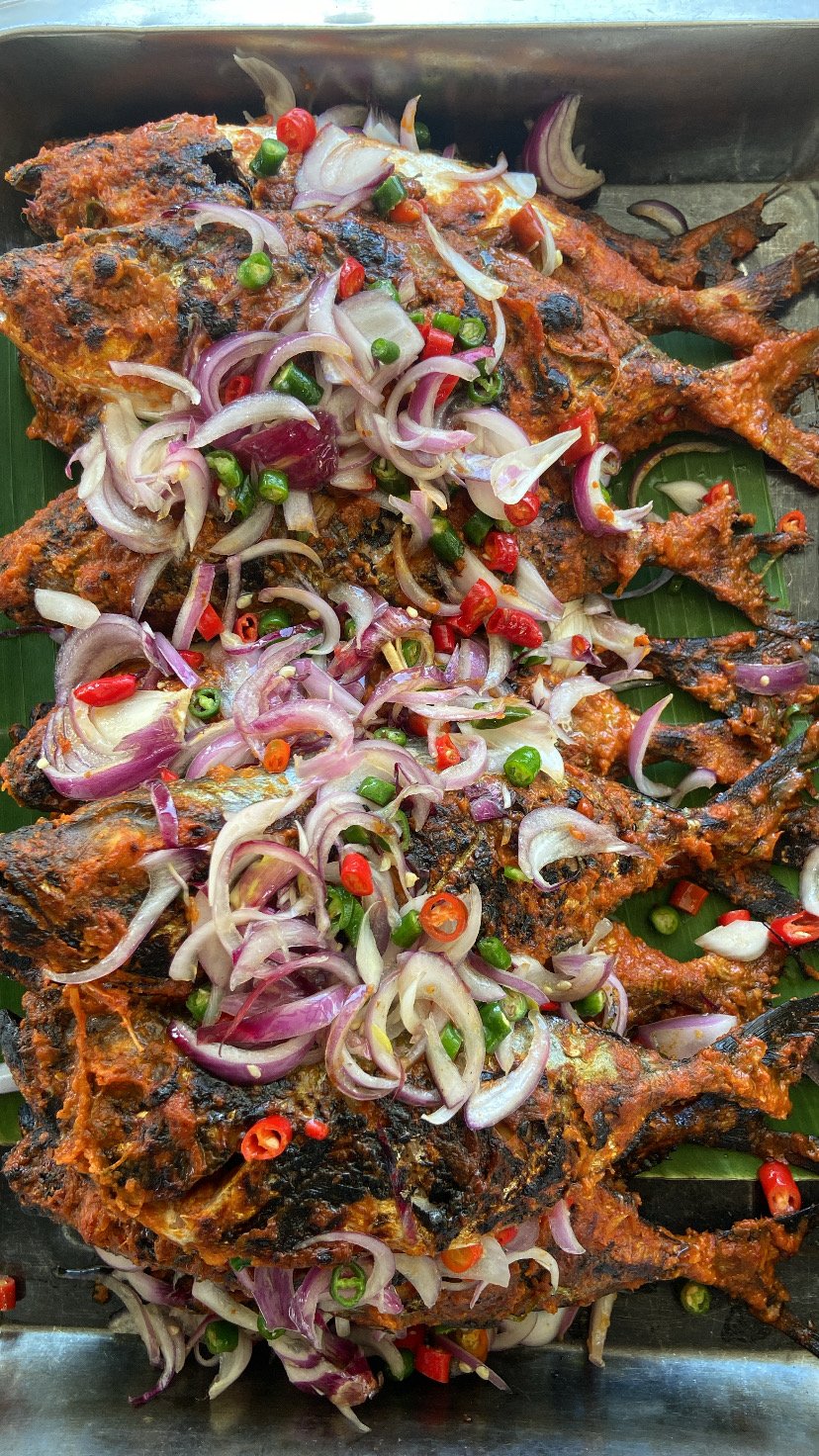 Contoh ikan kembung bakar dalam hidangan Padang, Indonesia