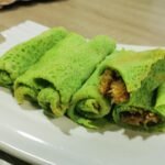 Kuih ketayap hijau berinti kelapa dan gula Melaka