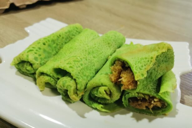 Kuih ketayap hijau berinti kelapa dan gula Melaka