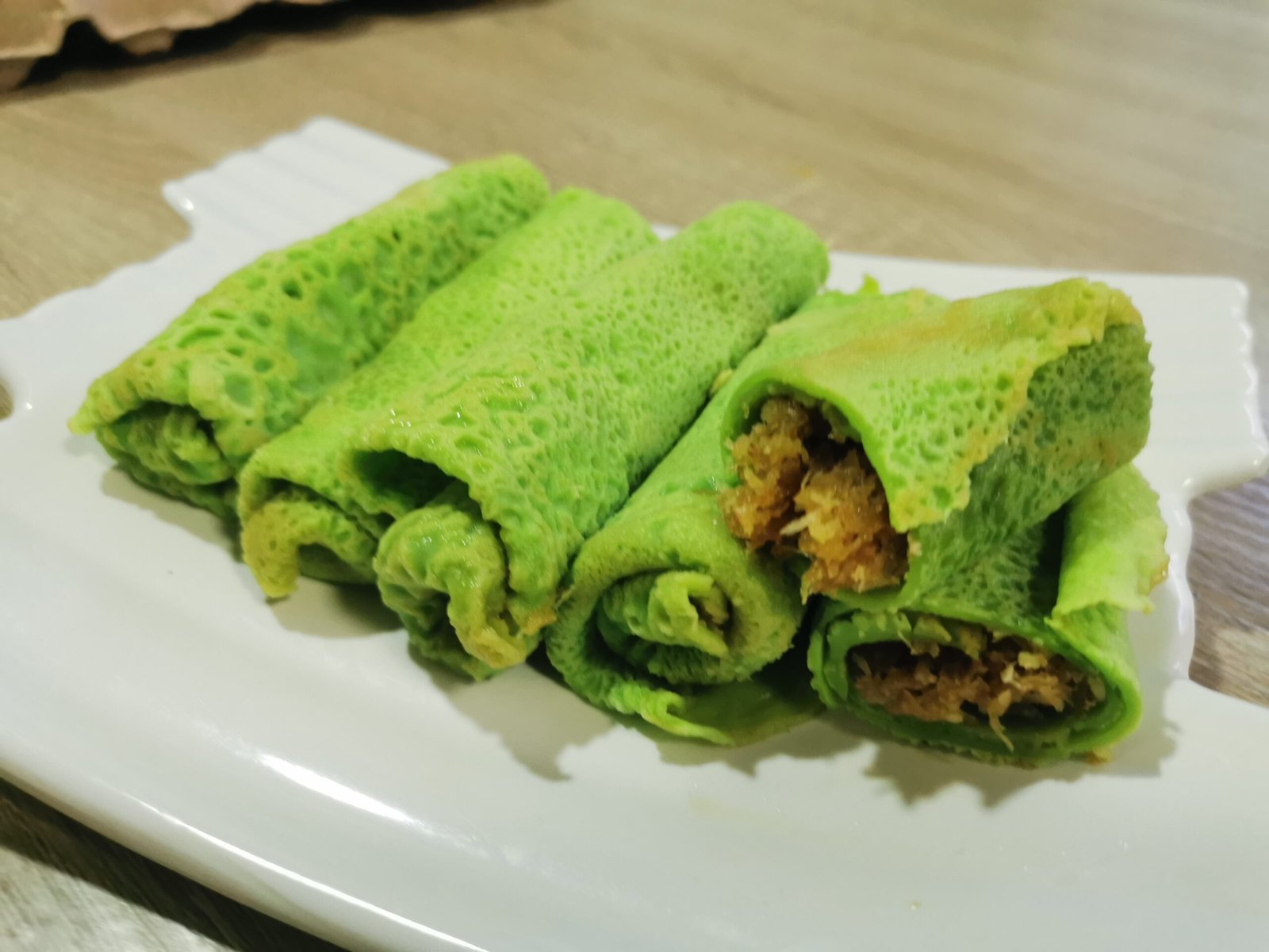 Kuih ketayap hijau berinti kelapa dan gula Melaka