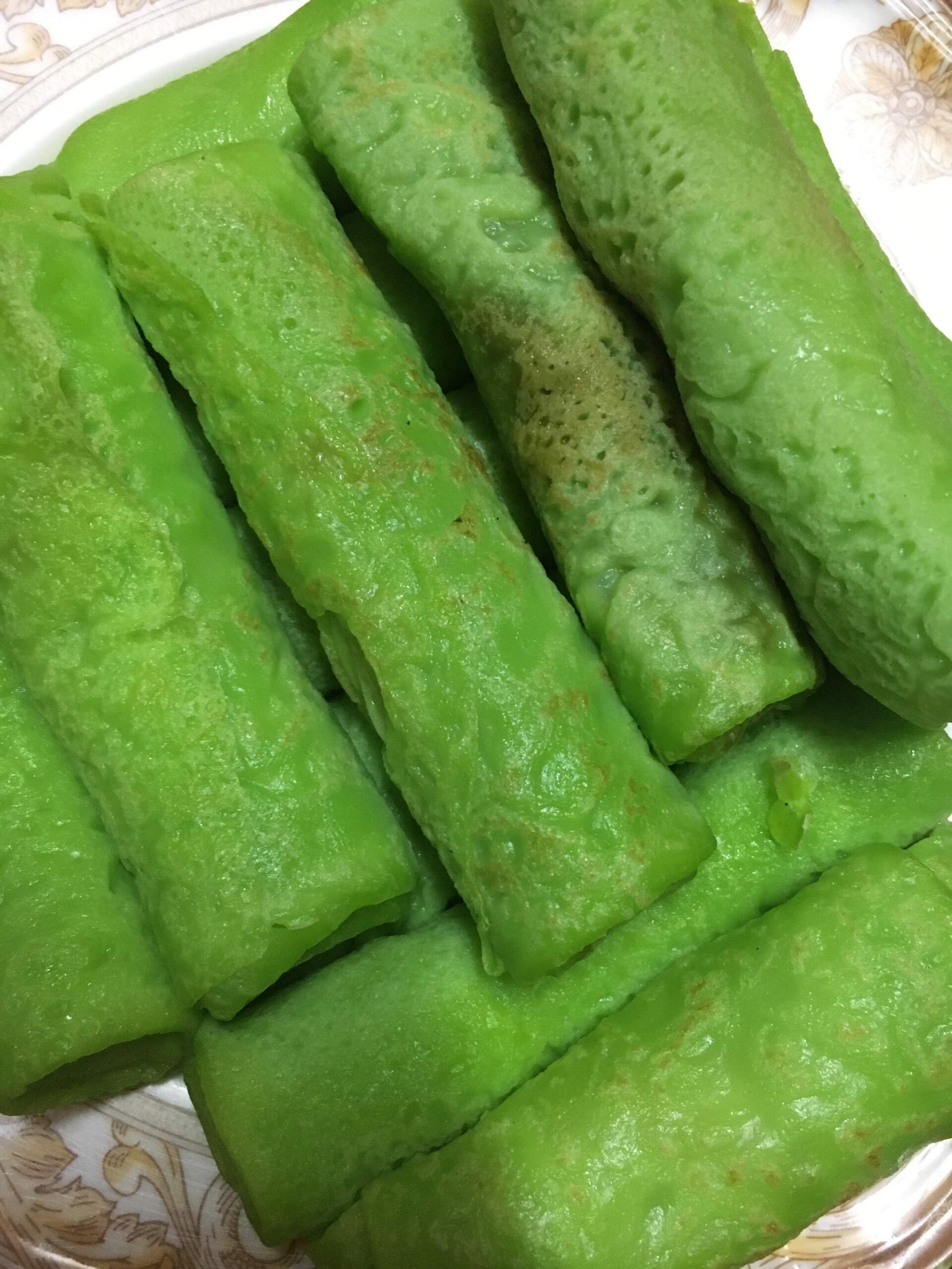 Gulungan kuih ketayap hijau yang telah siap