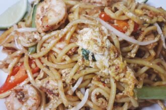 Mee goreng mamak dengan udang, telur dan limau