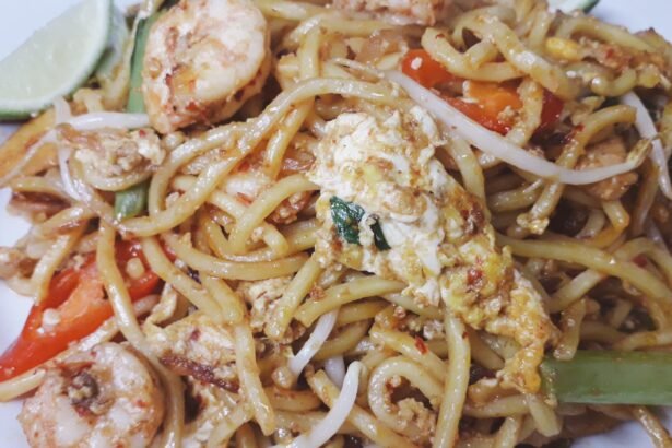 Mee goreng mamak dengan udang, telur dan limau