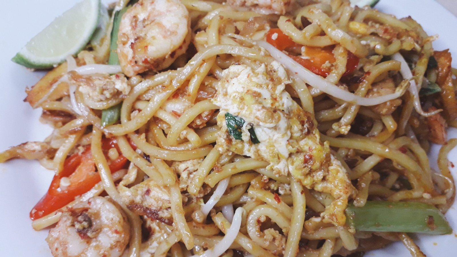 Mee goreng mamak dengan mi kuning, udang, telur dan limau