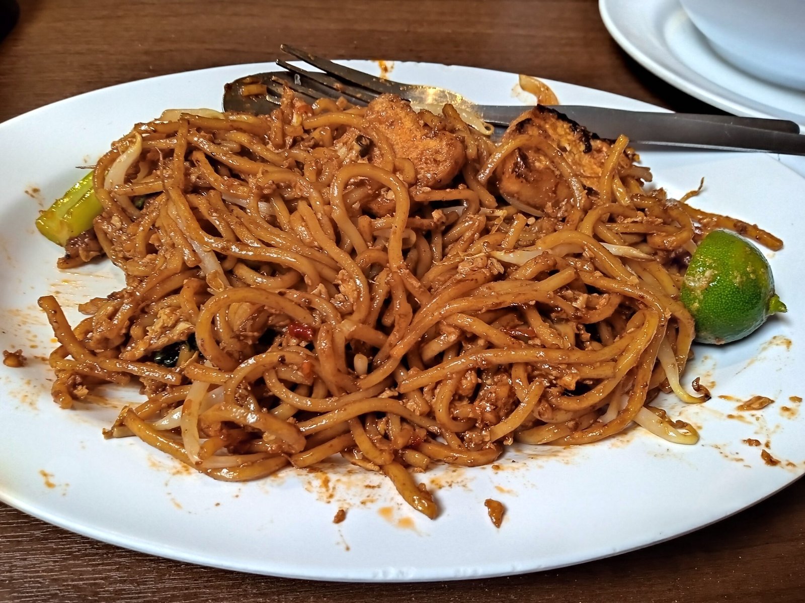 Mee goreng mamak di Kuala Lumpur dengan limau kasturi